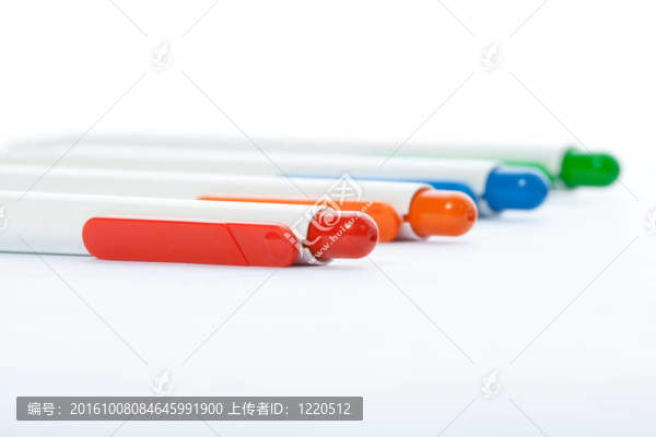 四彩色筆。