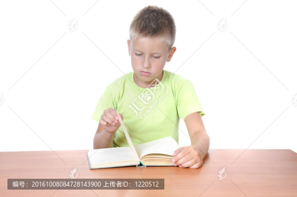 帶著書的男孩