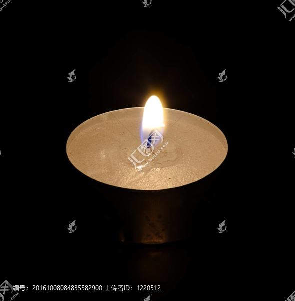 裝飾蠟燭在黑色背景上燃燒