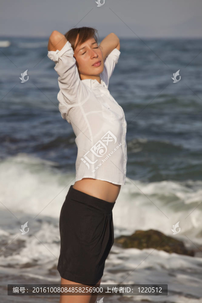 放松在海灘的商人