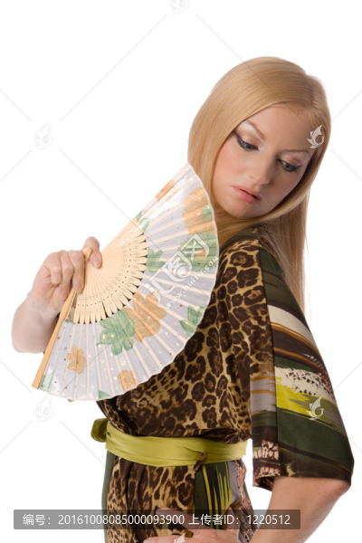 漂亮的金發(fā)女郎與一個手風扇孤立