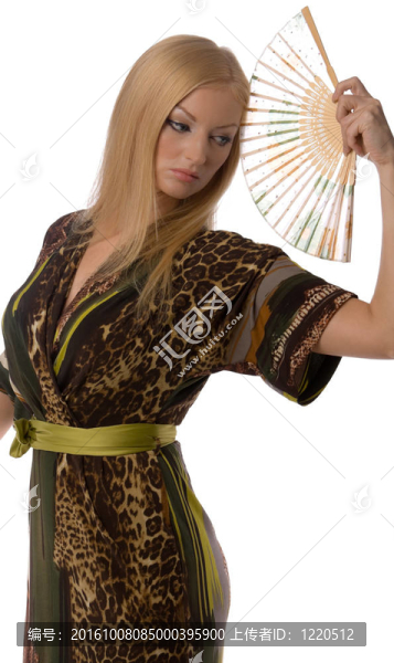漂亮的金發(fā)女郎與一個(gè)手風(fēng)扇孤立