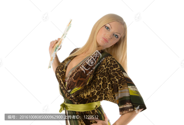 漂亮的金發(fā)女郎與一個(gè)手風(fēng)扇孤立