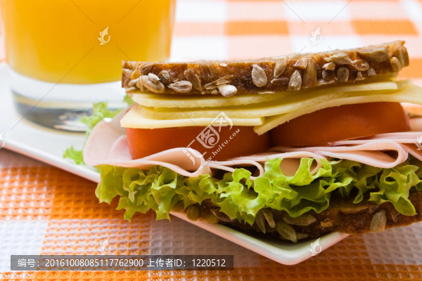 新鮮的全麥奶酪和火腿三明治