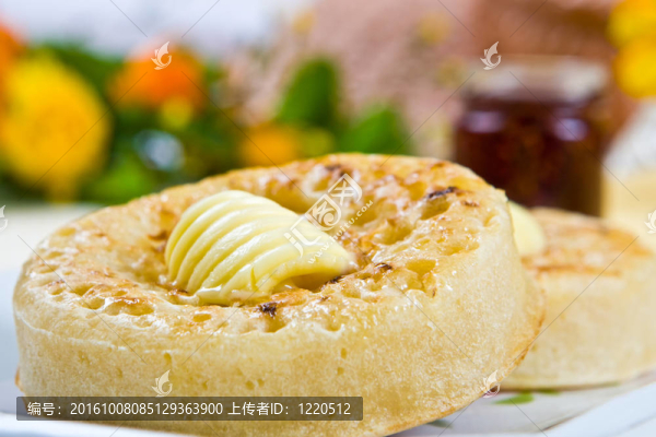 新鮮烤餅和融化的黃油