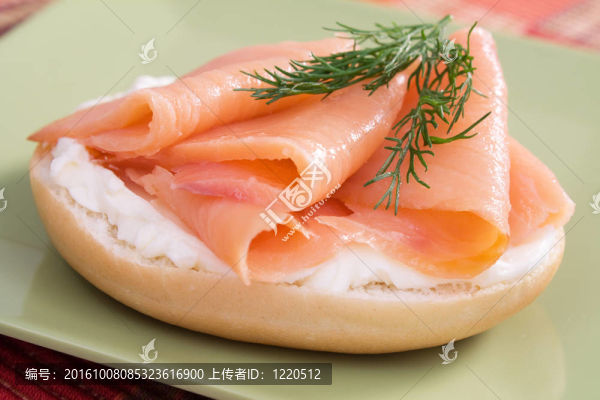 熏鮭魚和奶油奶酪面包