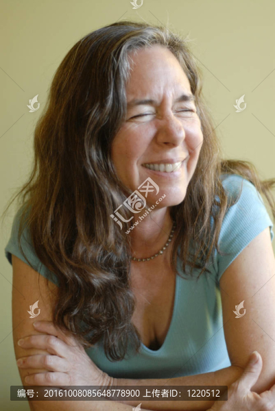 笑的自然的女人