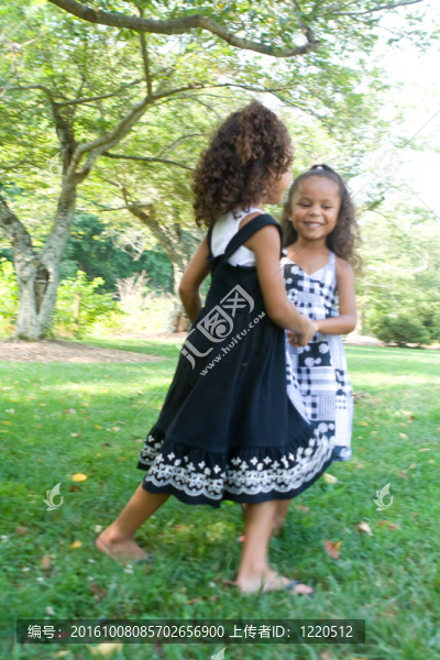 兩個(gè)美麗的混血姐妹享受公園-匯圖網(wǎng) www.fosd68.com 兩個(gè)美麗的混血姐妹享受公園