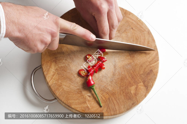 男子用刀切菜板Chilli,pepper