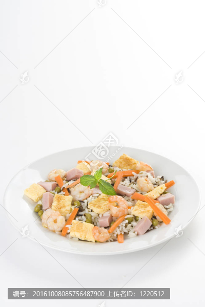 蝦炒飯豌豆火腿煎蛋盤