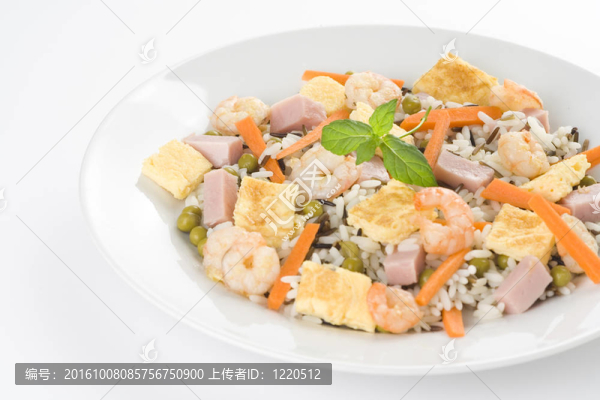 蝦炒飯豌豆火腿煎蛋盤