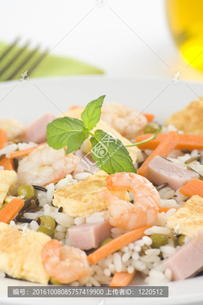 蝦炒飯豌豆火腿煎蛋盤