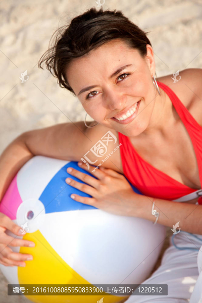 帶沙灘球的女人