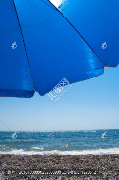 海灘上的遮陽傘