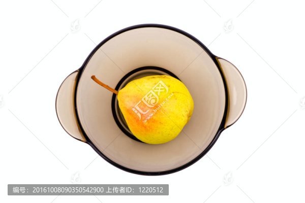 碗在孤立的白色背景梨