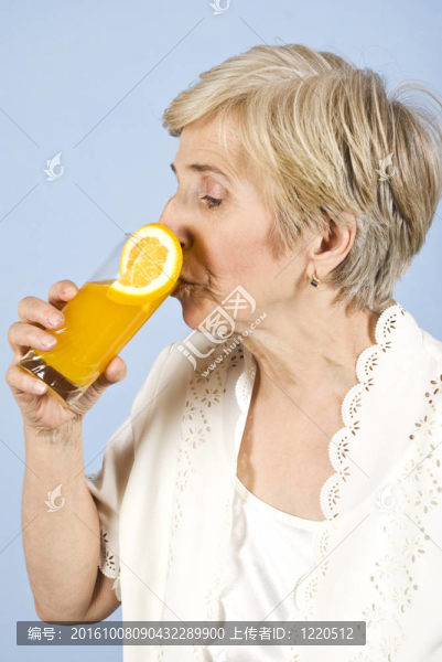 高級(jí)女子飲用鮮橙汁