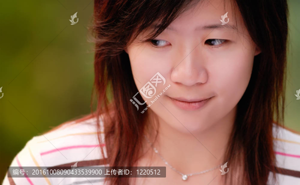 亞洲美麗的女孩在戶外