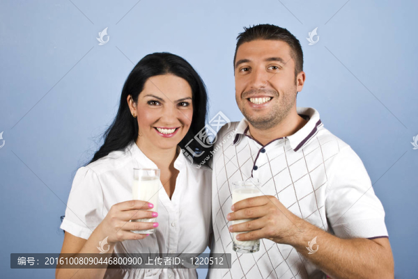 幸福夫妻健康與牛奶眼鏡