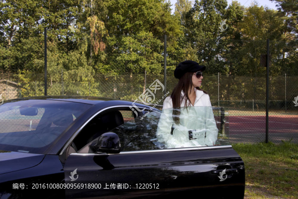 時(shí)尚模型與汽車