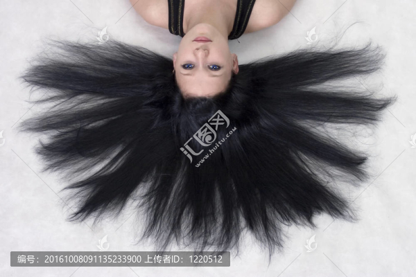 長著黑色頭發(fā)的女孩