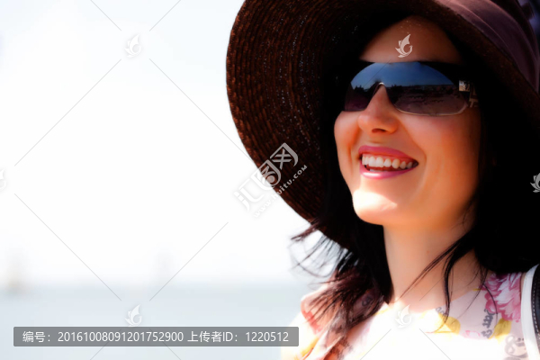 夏天戴帽子和太陽(yáng)眼鏡的女孩