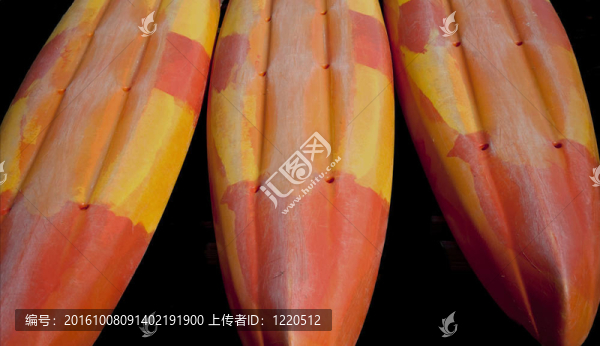 三橙色的皮艇
