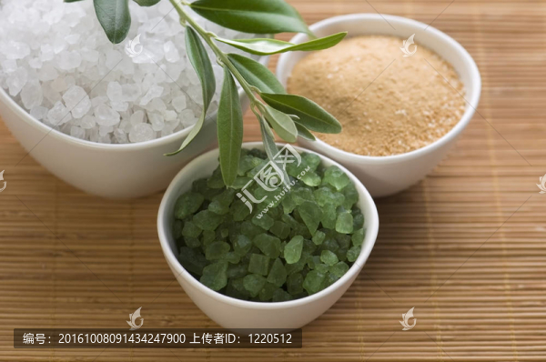 新鮮橄欖枝和沐浴鹽。SPA