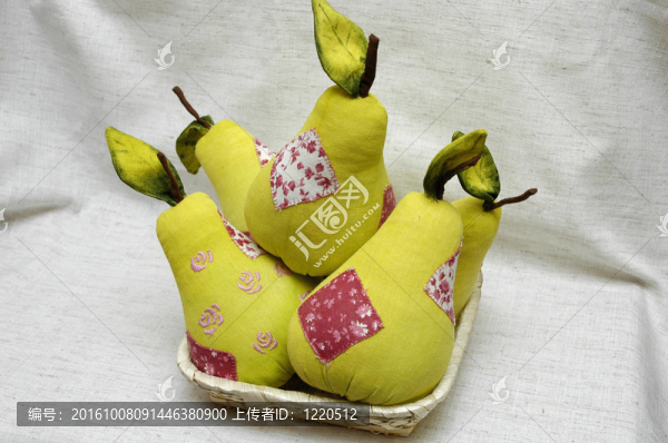 籃子里的長毛絨梨