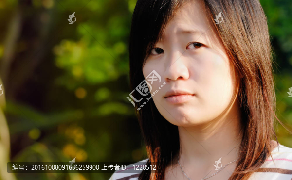 亞洲美麗的女孩在戶外