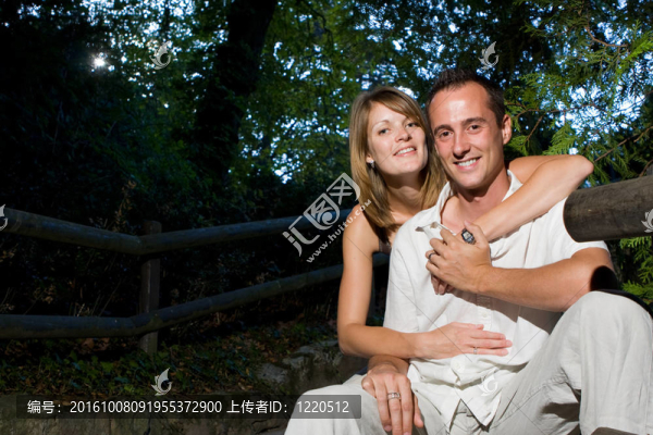 幸福完美的年輕夫婦