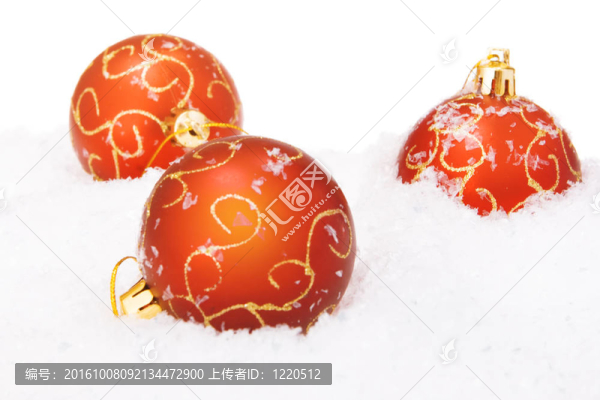 白雪覆蓋的圣誕球