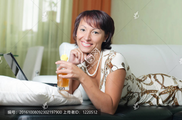 一個帶著筆記本的年輕女人