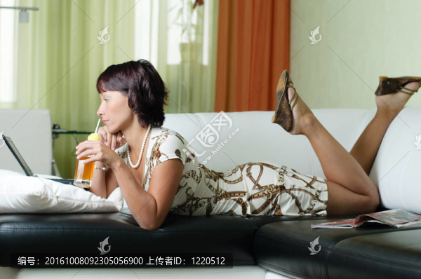 一個帶著筆記本的年輕女人