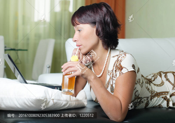 一個帶著筆記本的年輕女人