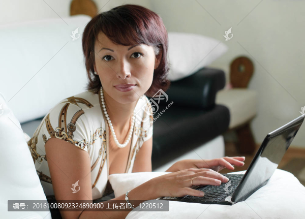 一個(gè)帶著筆記本的年輕女人