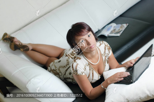 一個(gè)帶著筆記本的年輕女人