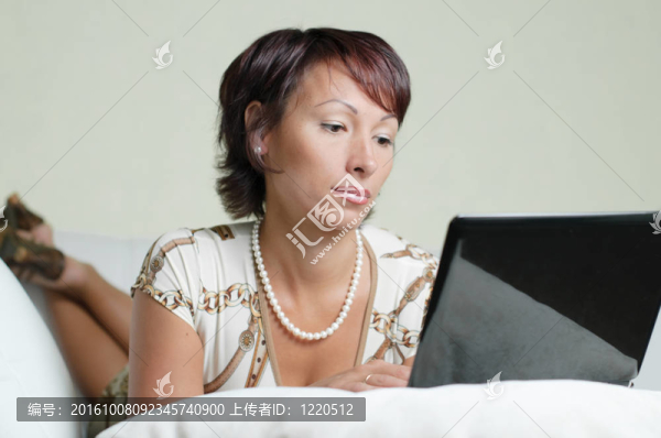 一個帶著筆記本的年輕女人
