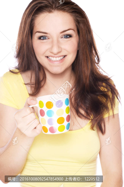 微笑的女人帶著杯子