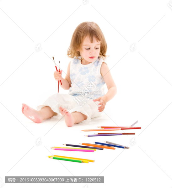 帶彩色鉛筆的小女孩
