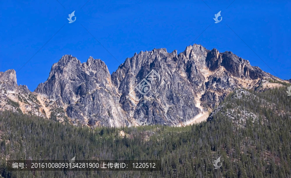 高大堅(jiān)固的山
