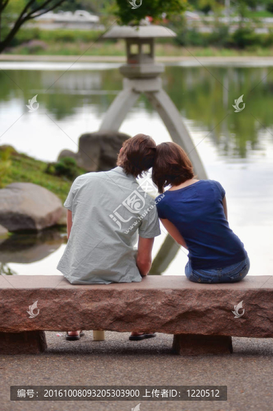 情人坐在日本花園附近的水
