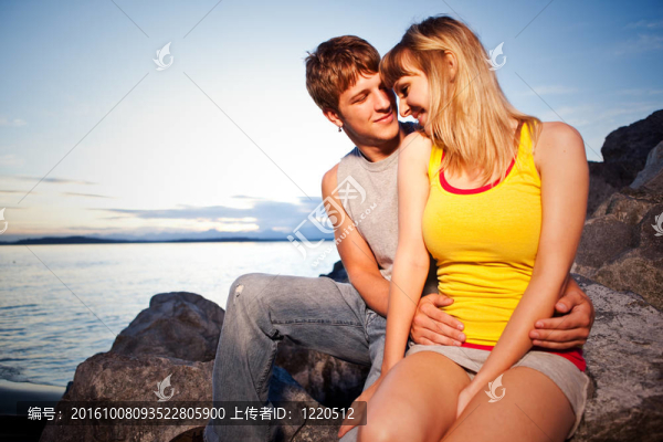 戀愛中的年輕夫婦