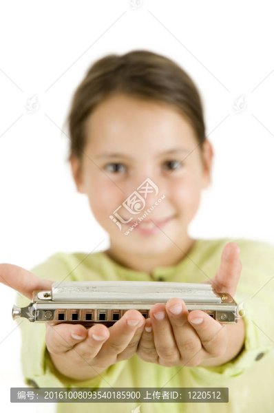 年輕的女孩用口琴