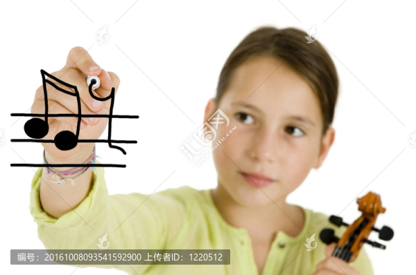 年輕女孩用鋼筆寫字