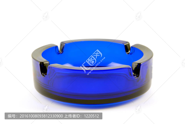 空的透明的深藍色的煙灰缸