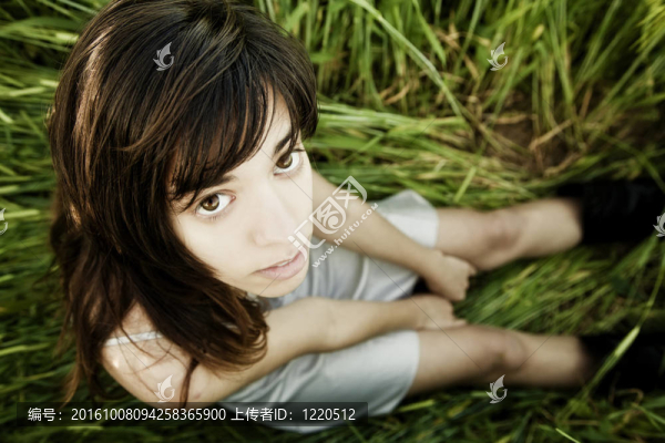 年輕的女人盯著相機(jī)