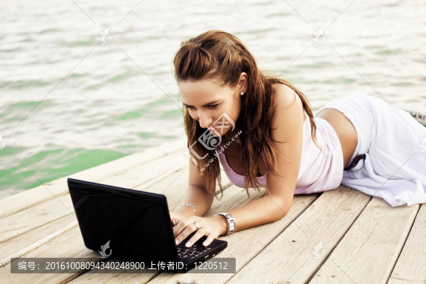 筆記本電腦上的快樂女人