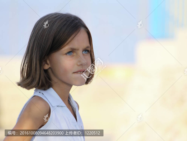 孩子咬嘴唇