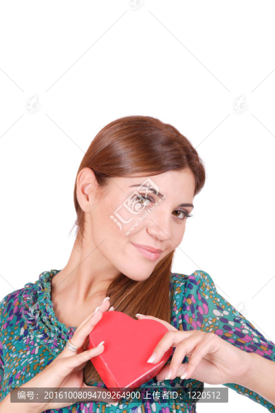 一個美麗年輕的微笑女人的冬天肖像