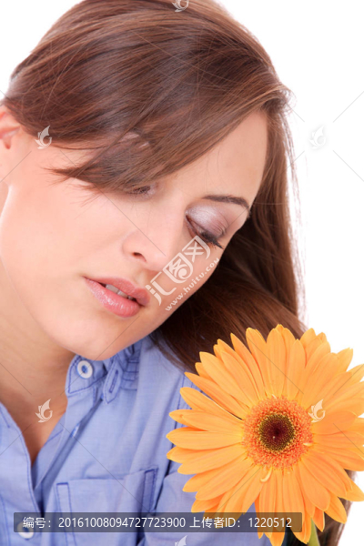 美麗的女人與花孤立的白色